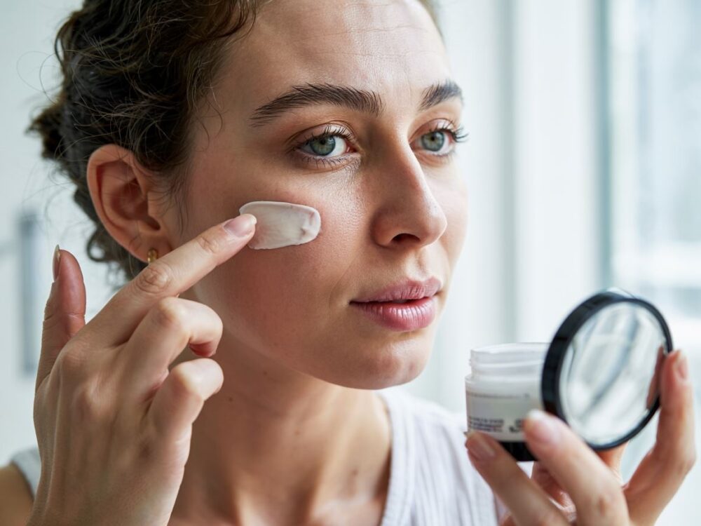 aplikacja bazy pod makijaż