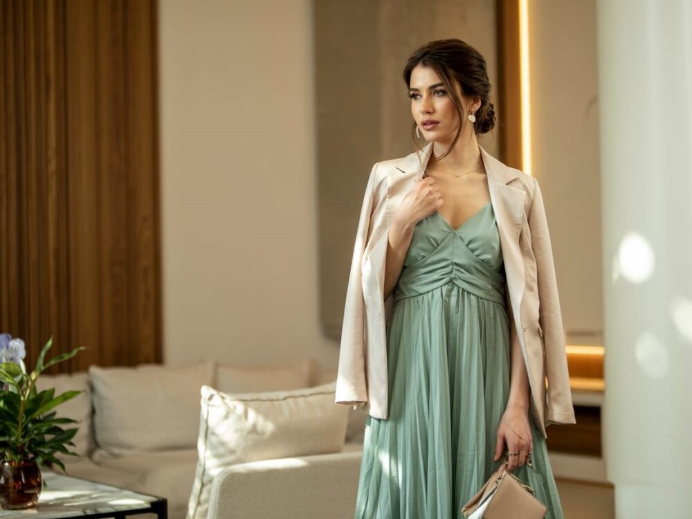 beżowa marynarka do zielonej sukienki