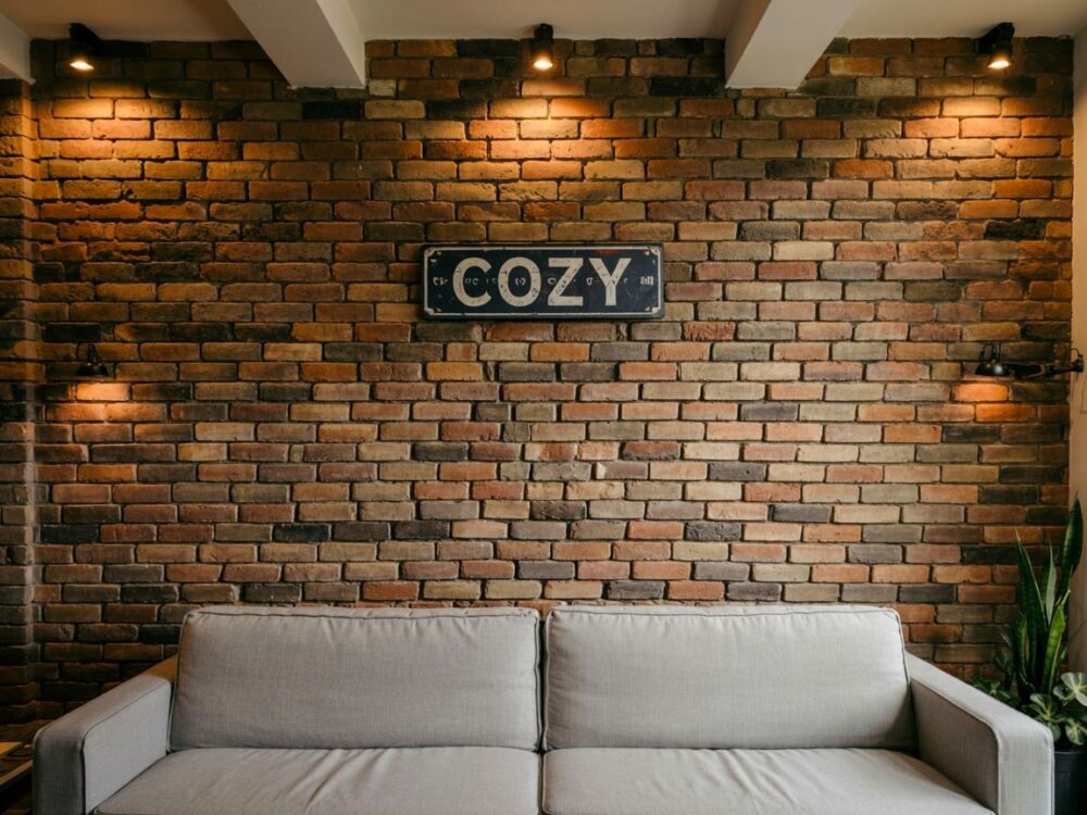 ciepłe światło na cegle