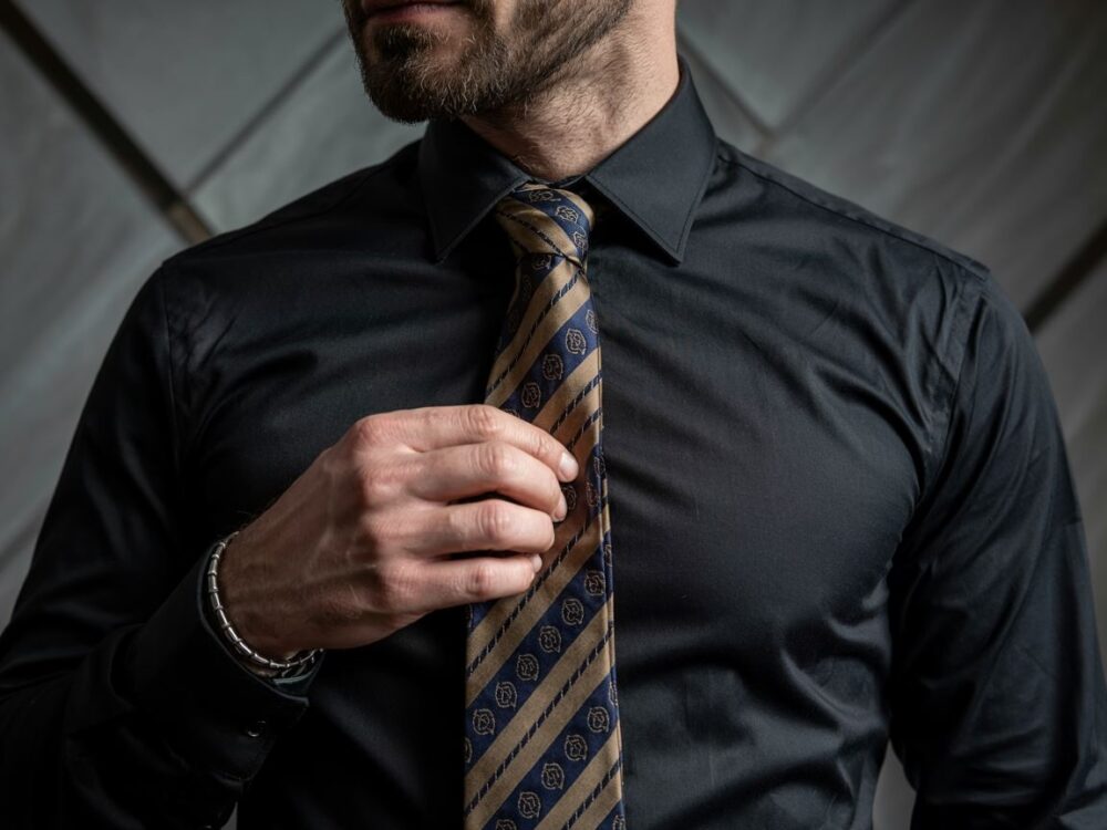 czarna koszula i krawat