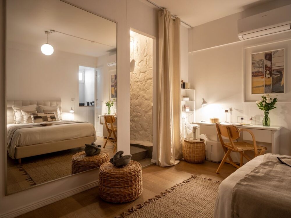 duże lustro w salonie