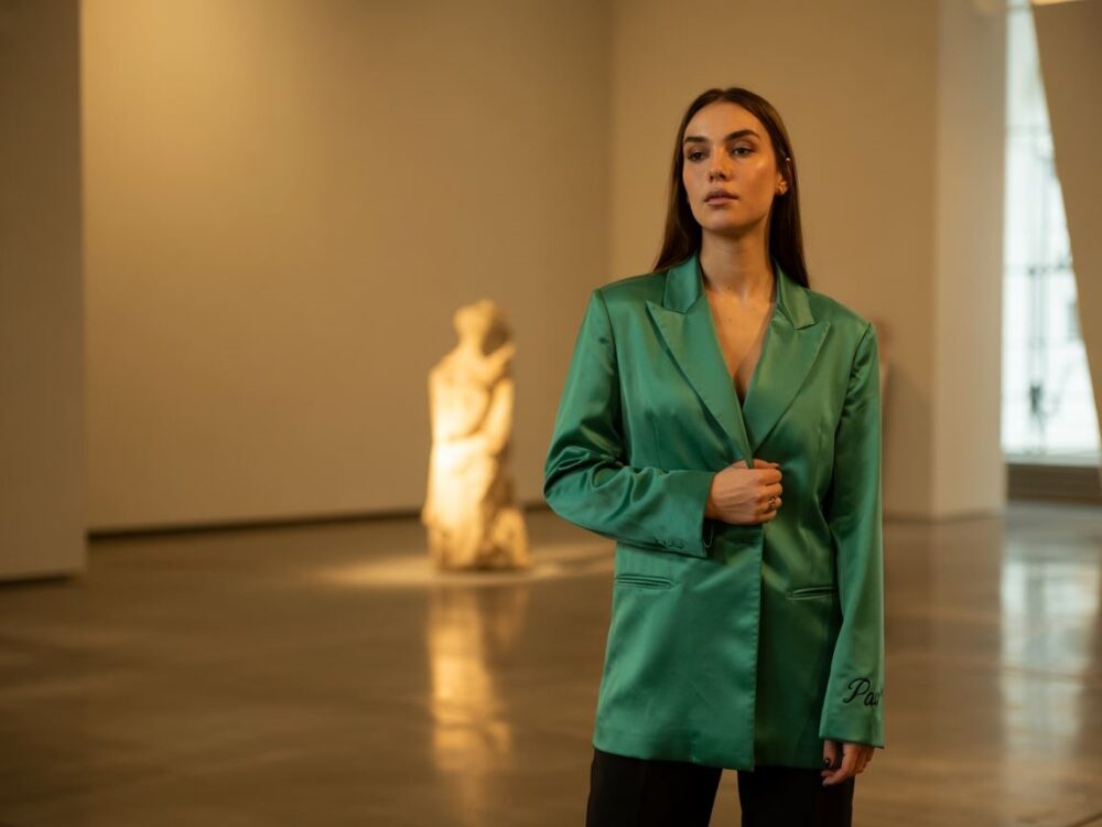 elegancka kobieta w żakiecie