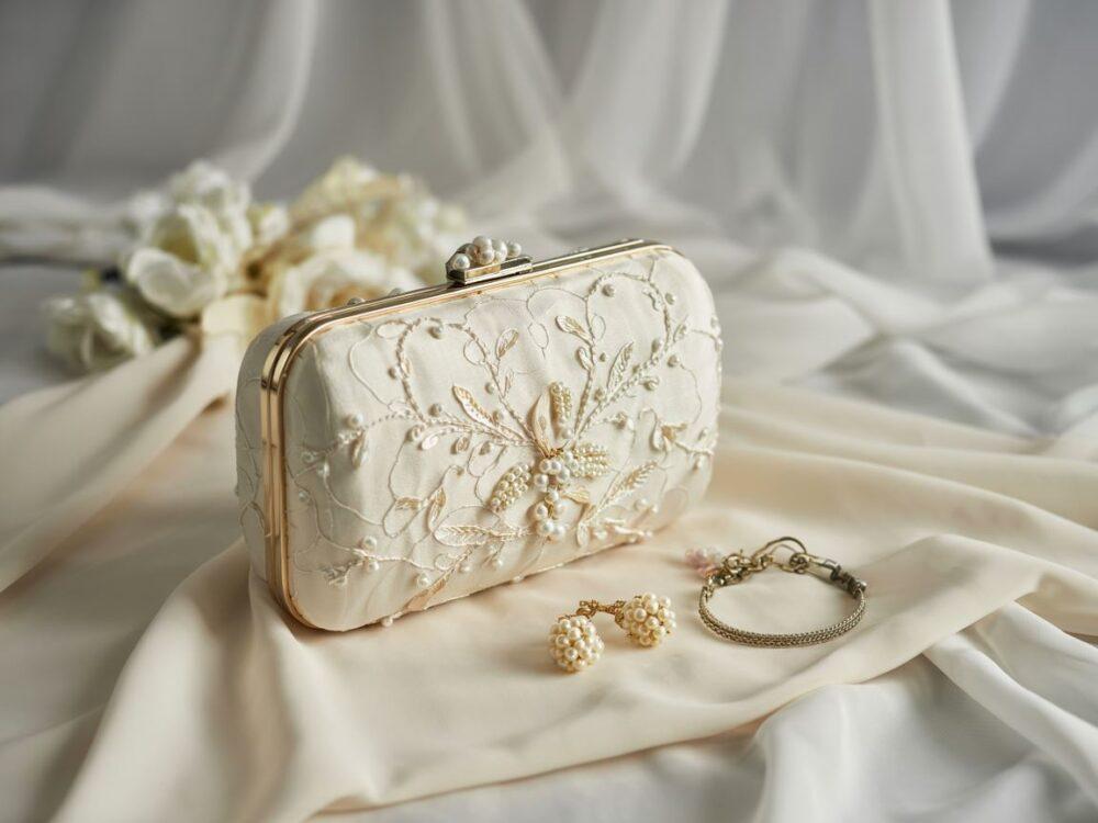 elegancka kobieta z torebką