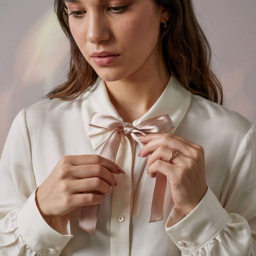 elegancka kokarda na koszuli