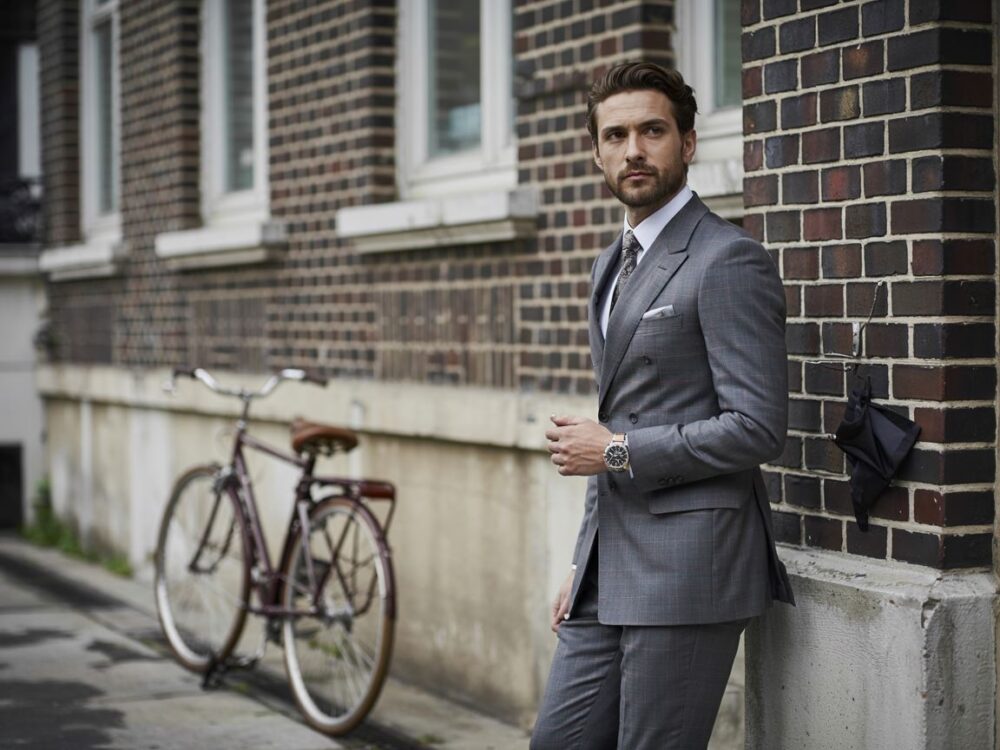 elegancki mężczyzna w garniturze