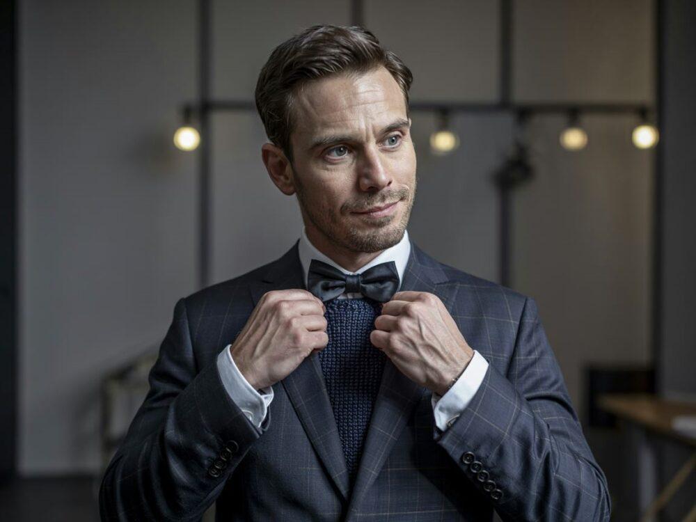 elegancki mężczyzna z muchą