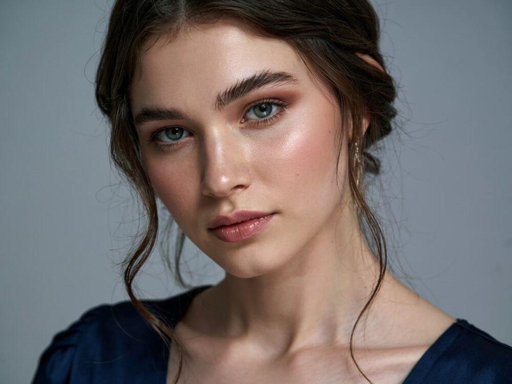 kobieta w granatowej sukience z makijażem