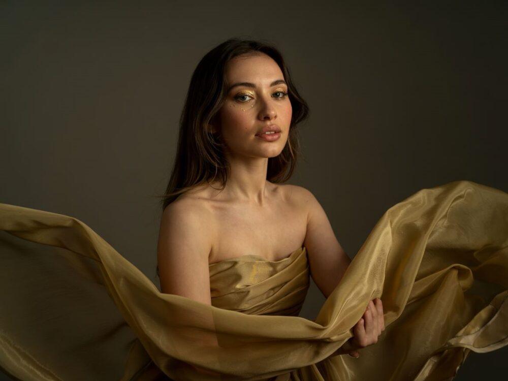 kobieta w złotej sukience