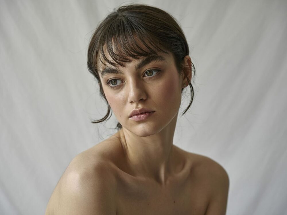 kobieta z okrągłą twarzą i grzywką