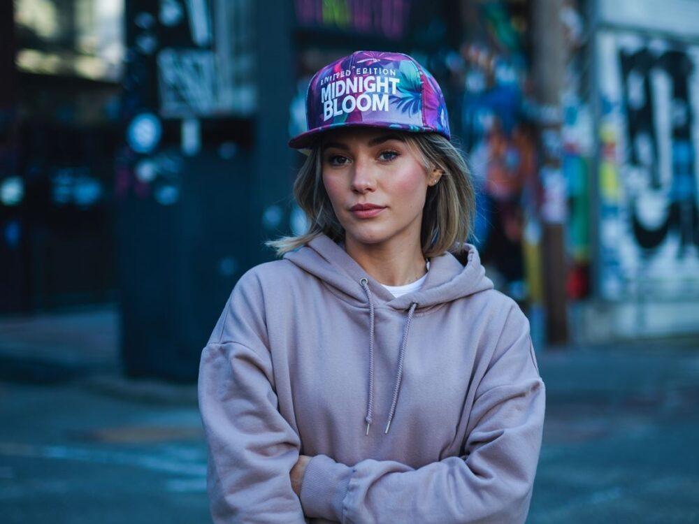 kolorowa czapka z daszkiem