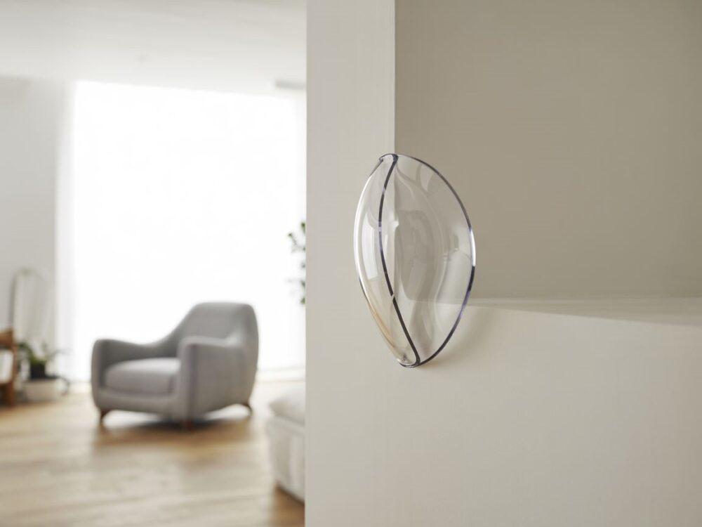 krzesła przy zabezpieczonej ścianie