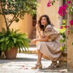 letnia stylizacja z bluzką hiszpanką