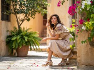 letnia stylizacja z bluzką hiszpanką