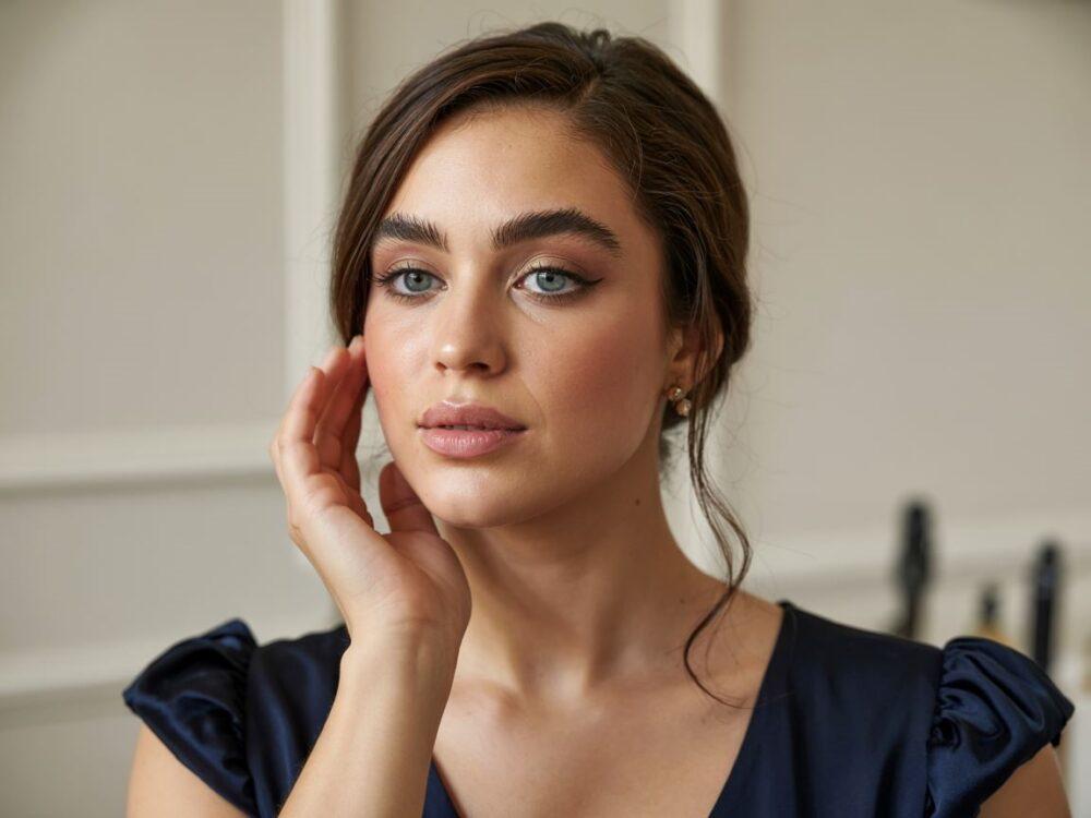 makijaż do granatowej sukienki