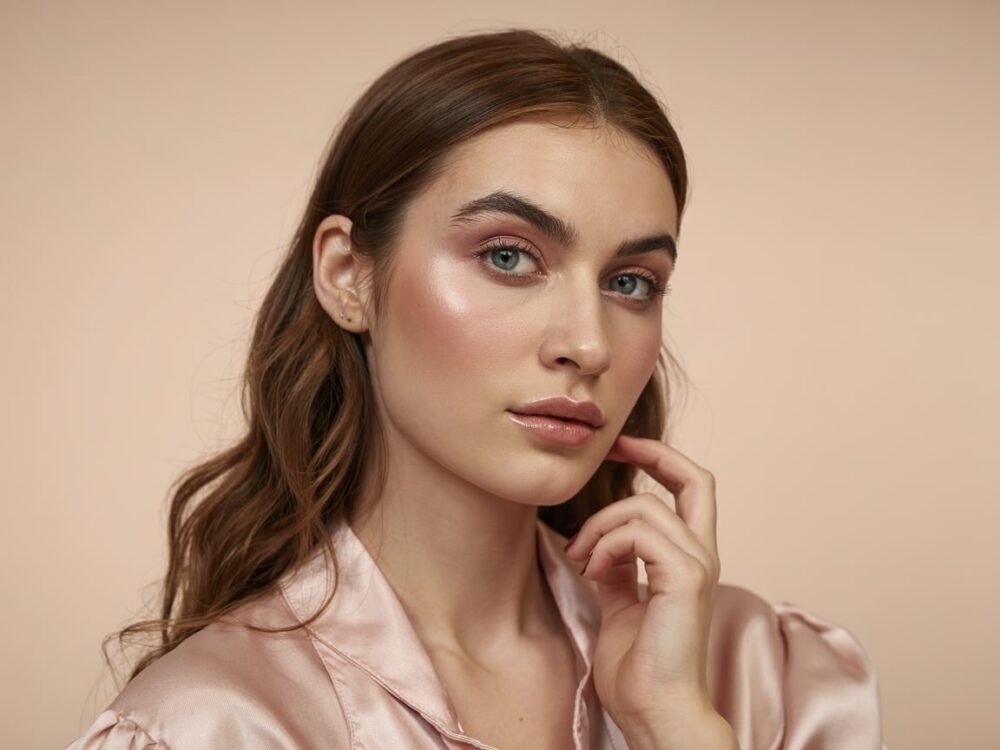 makijaż do pudrowej sukienki