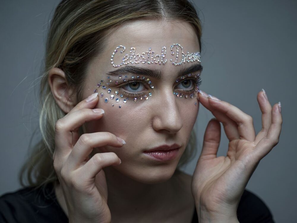 makijaż z kryształkami