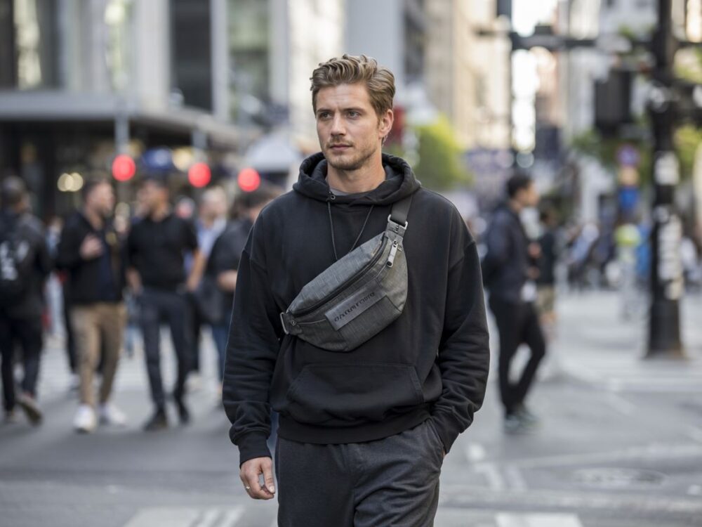 męska saszetka w miejskiej stylizacji