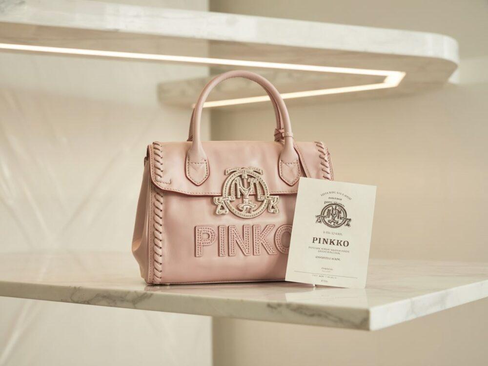metalowe elementy torebki Pinko