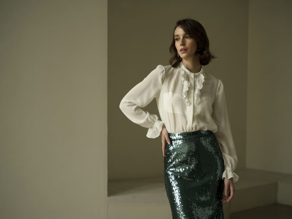 modna bluzka i cekinowa spódnica