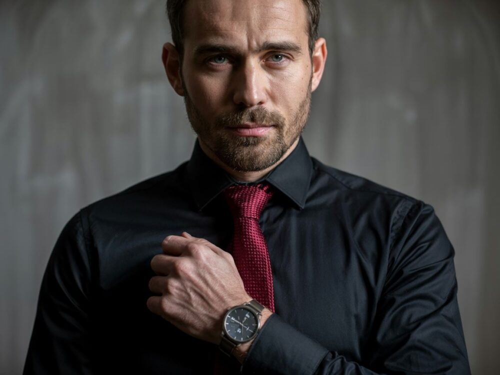 modne dodatki do czarnej koszuli