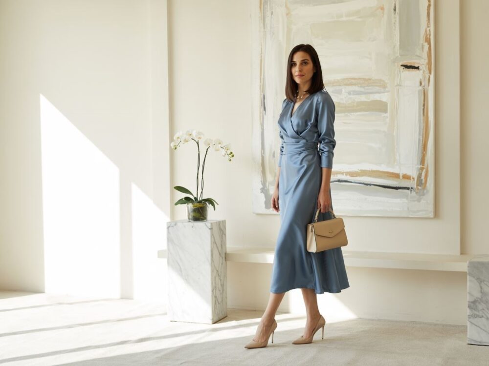 modne dodatki do niebieskiej sukienki