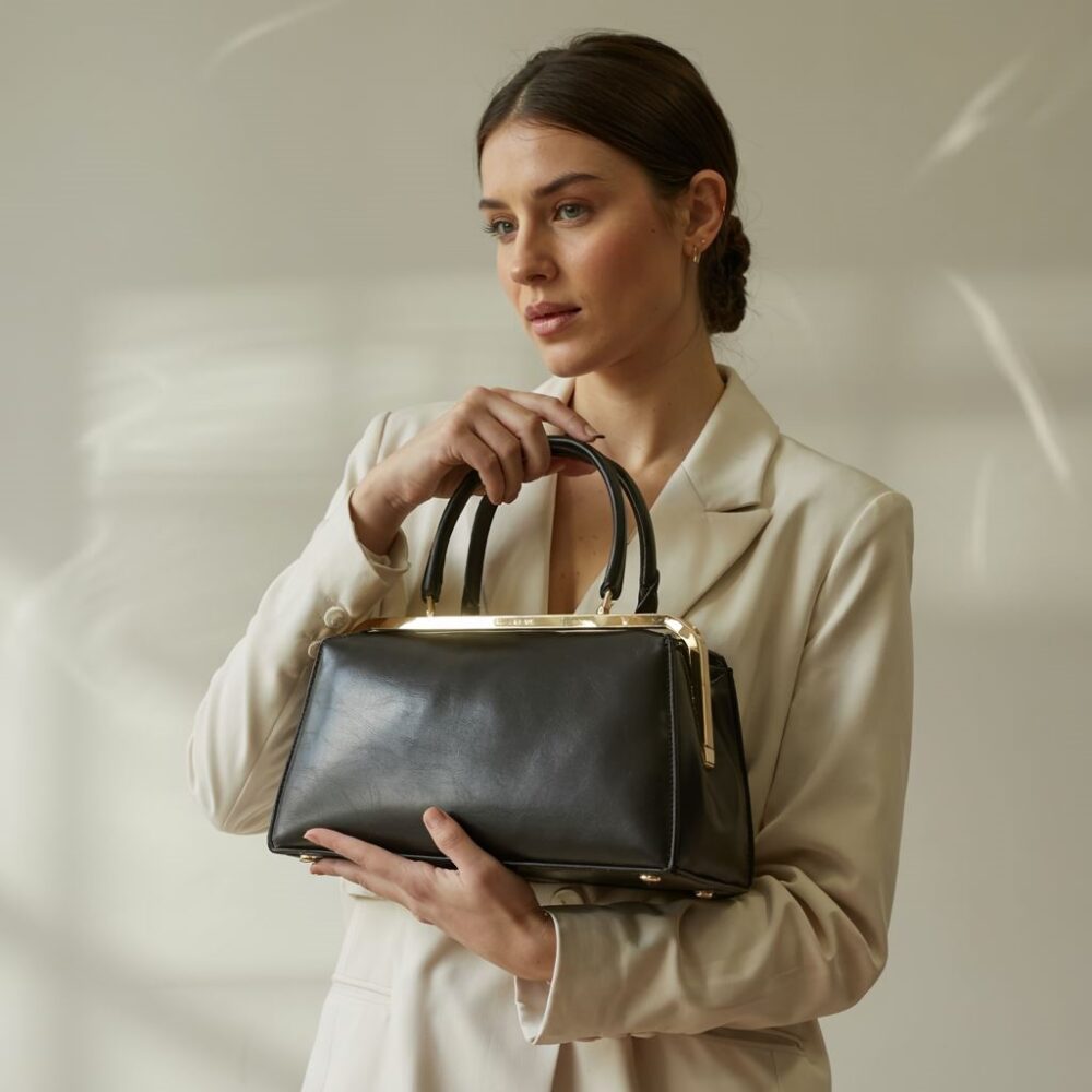 modne dodatki do złotych butów