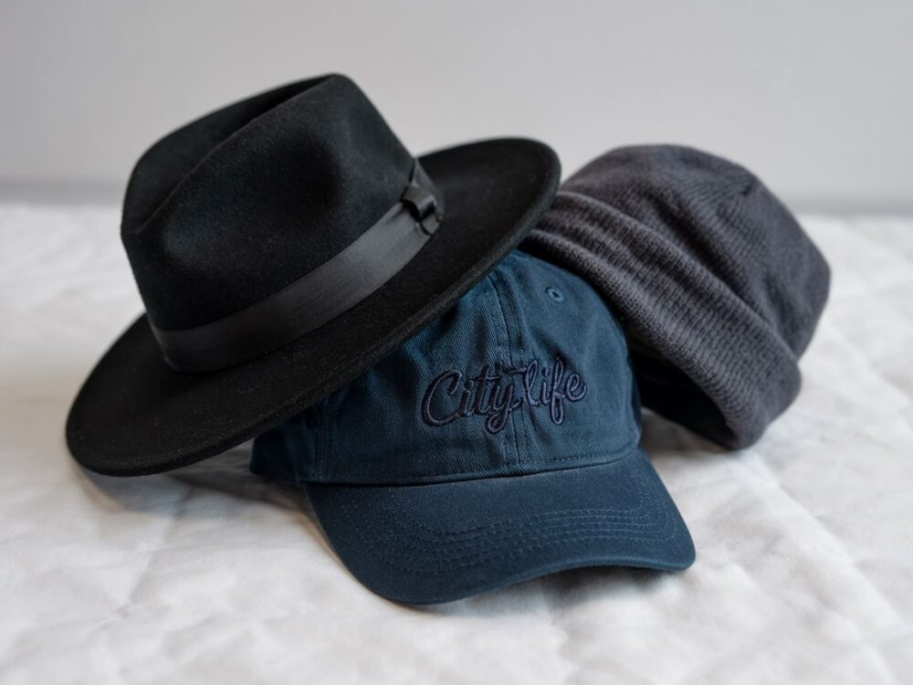 modny mężczyzna w czapce