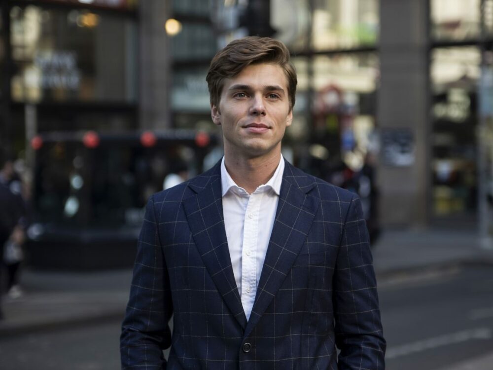 modny mężczyzna w marynarce