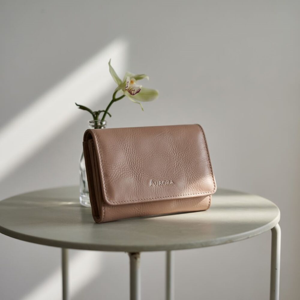 modny portfel na tle minimalistycznym