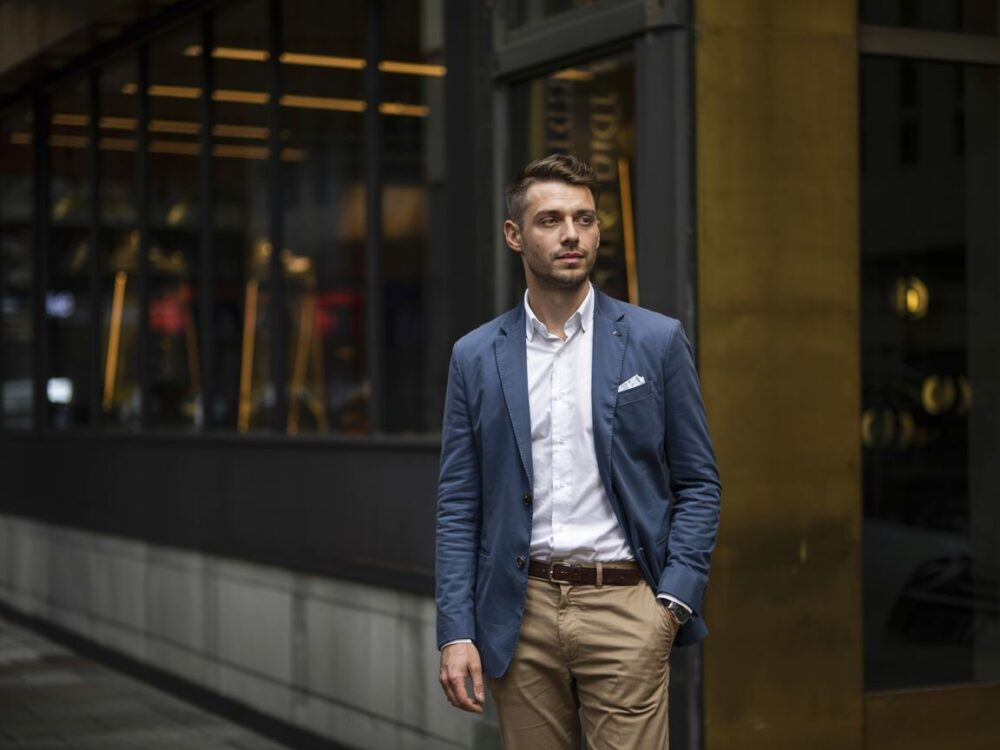 niebieska marynarka i beżowe spodnie