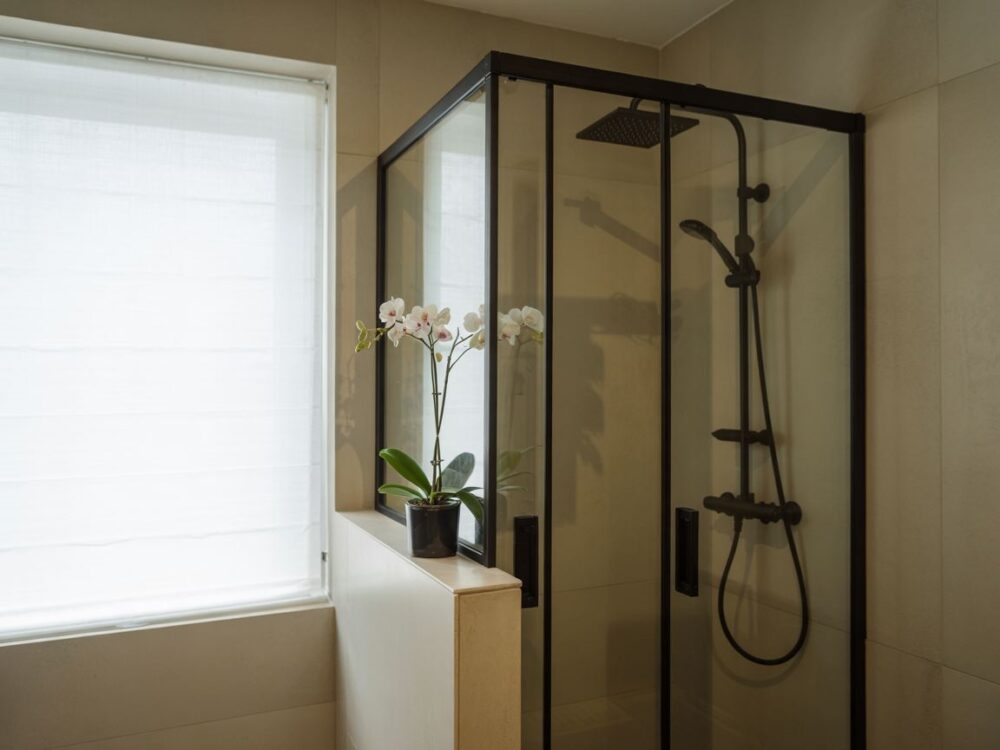 nowoczesna łazienka z prysznicem