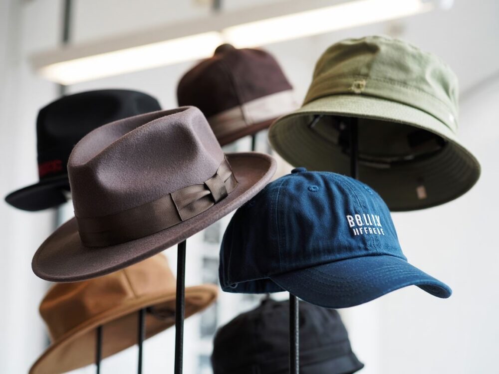 nowoczesna stylizacja z czapką