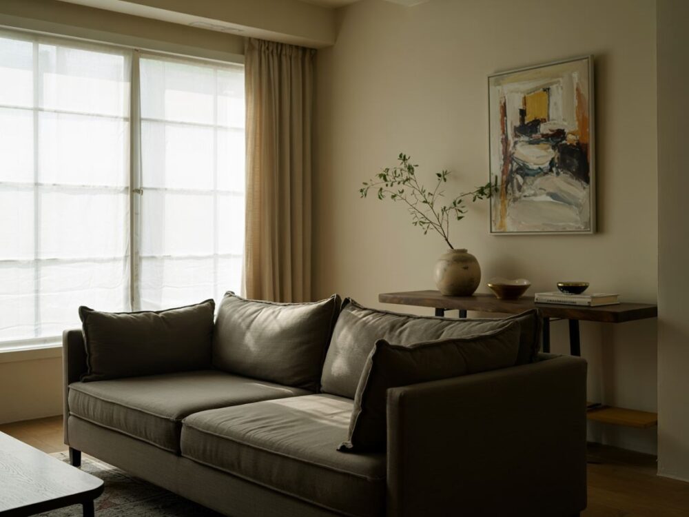 nowoczesny salon z kontrastem kolorów