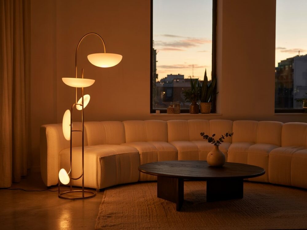 nowoczesny salon z lampami