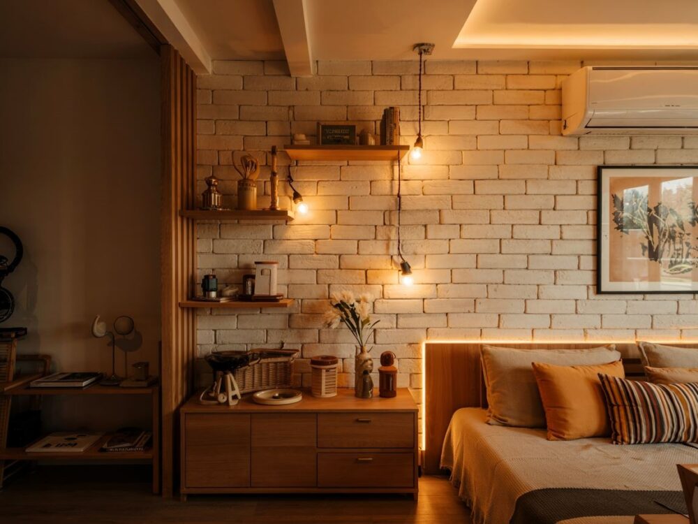 oświetlenie ceglanej ściany