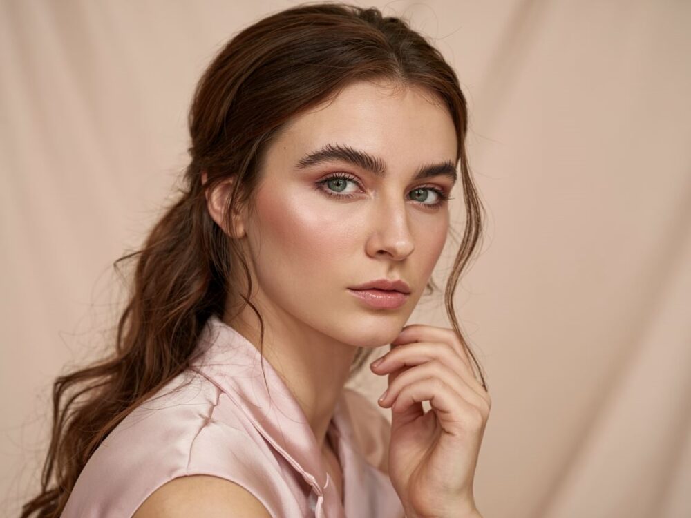 pastelowy makijaż do różowej sukienki