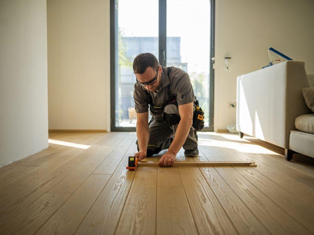 podłoga drewniana przy oknie