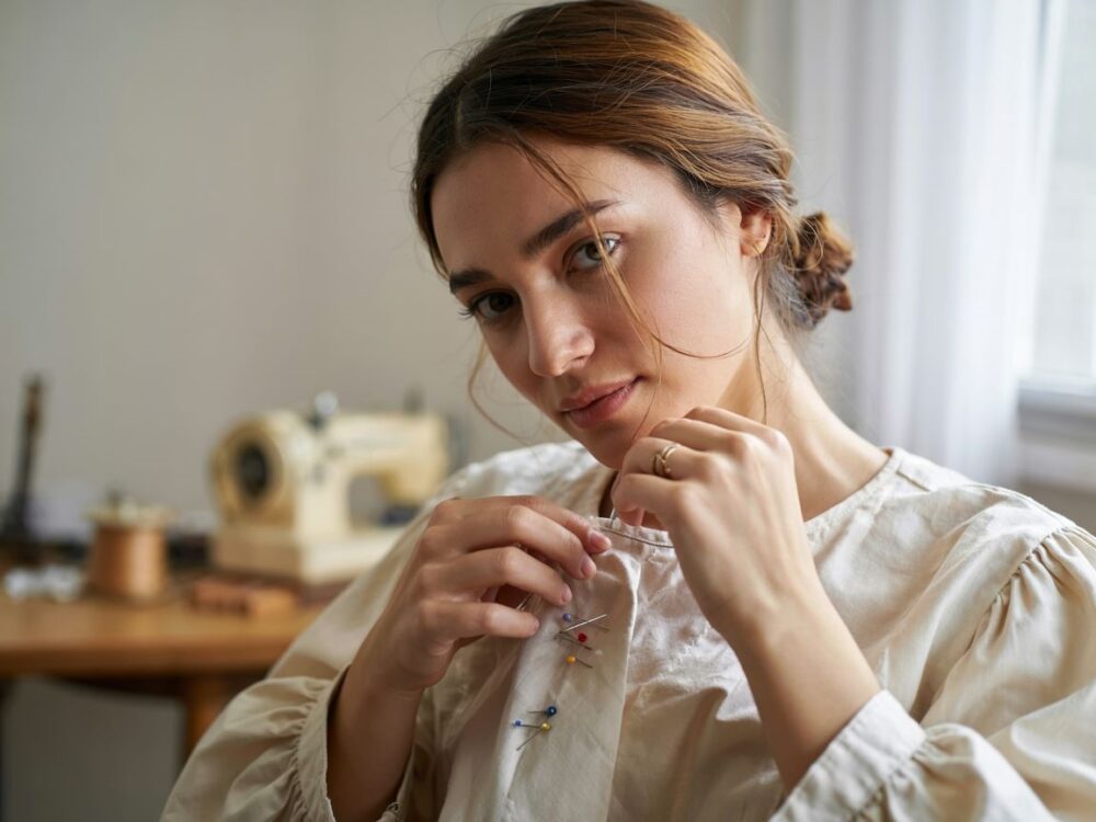 przypinanie dekoltu agrafką