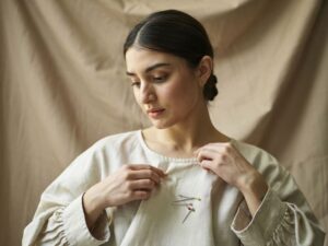 regulacja bluzki przy szyi