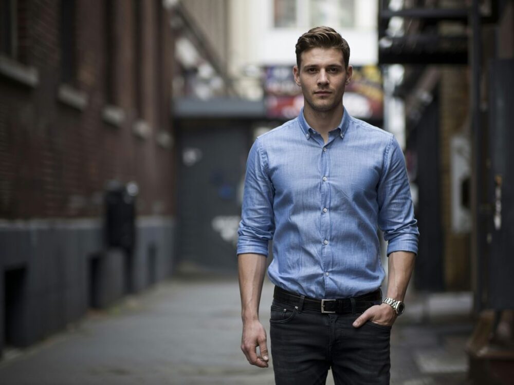 stylizacja koszula i jeansy