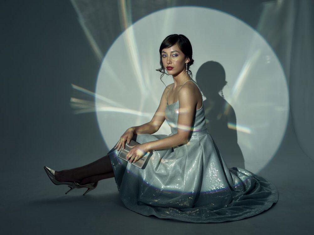 stylizacja z srebrną sukienką i dodatkami