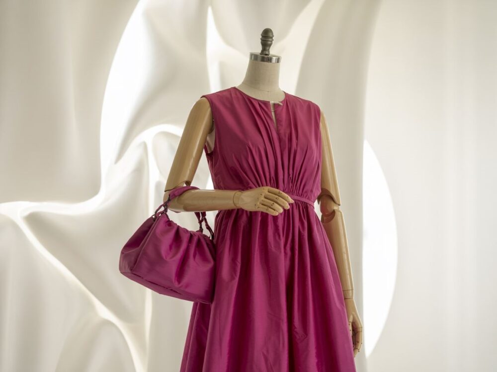 stylowa kobieta z kopertówką