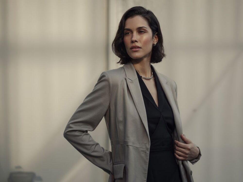 stylowa marynarka i czarna sukienka