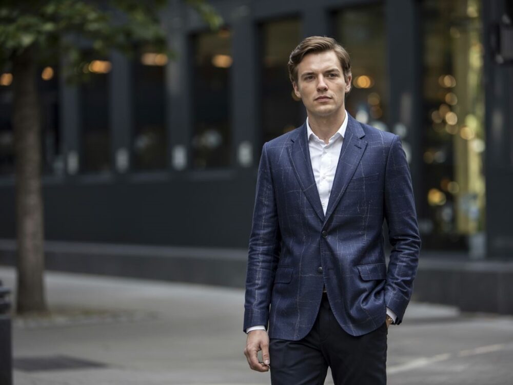 stylowa marynarka na tle miasta