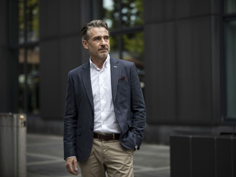 stylowy mężczyzna 50+