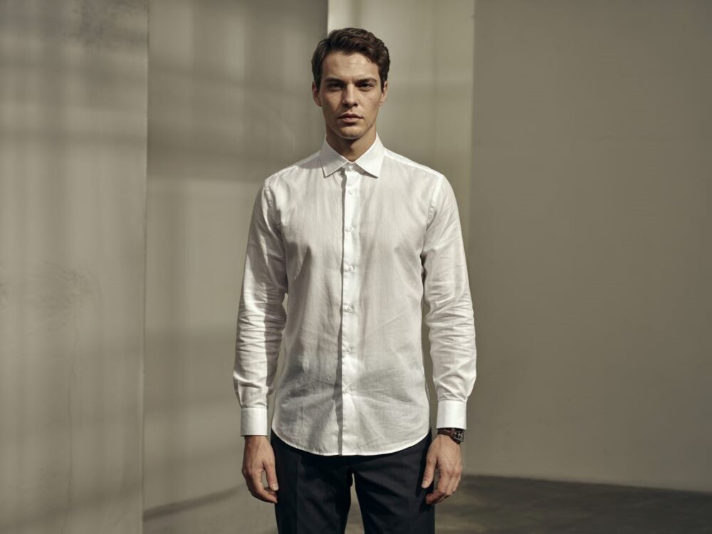 stylowy mężczyzna w bluzce