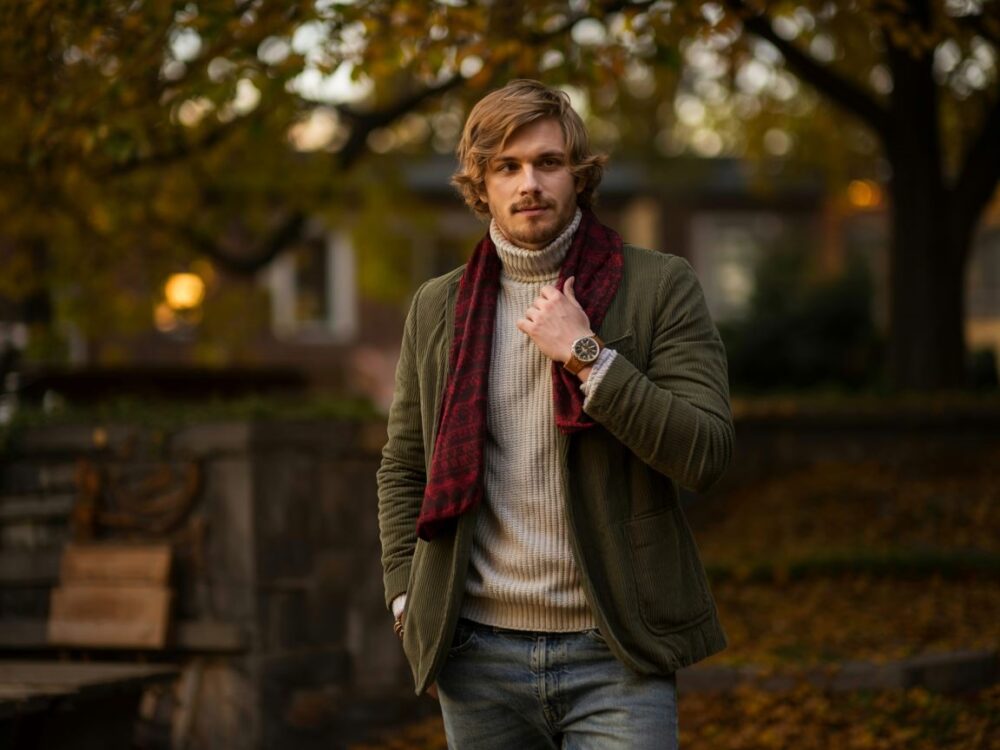 stylowy mężczyzna w swetrze i szaliku