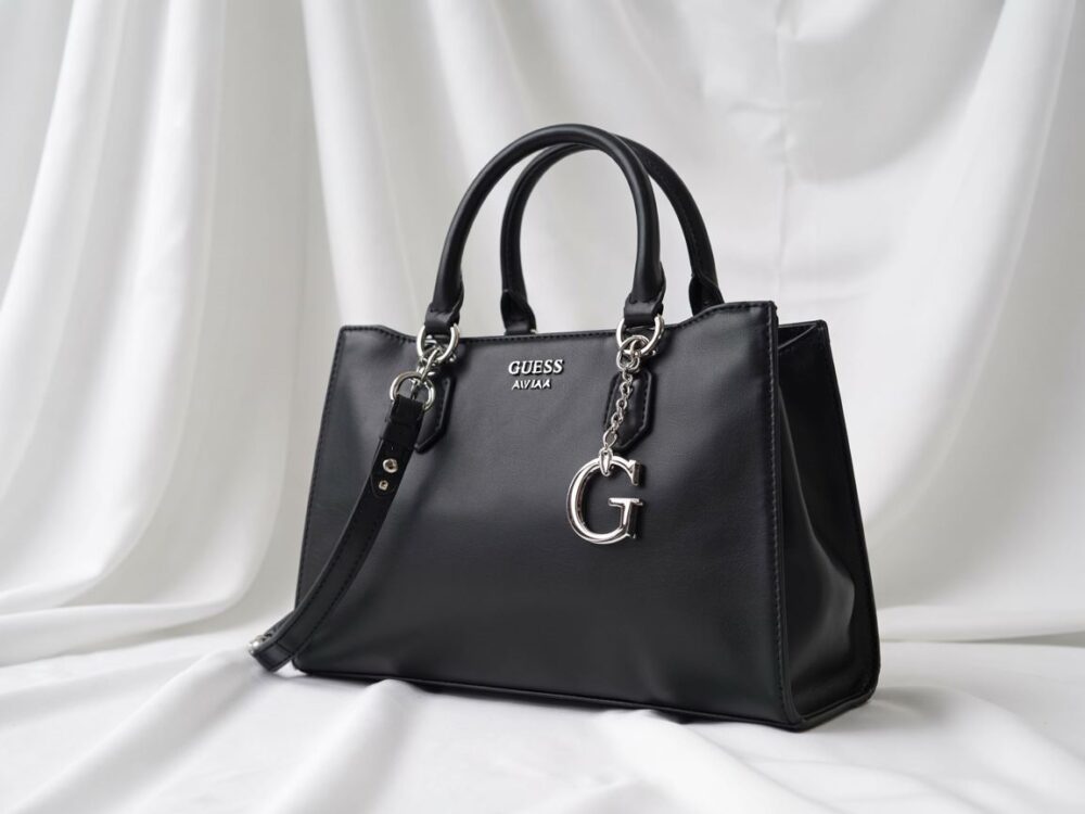 tekstura skóry torebki guess