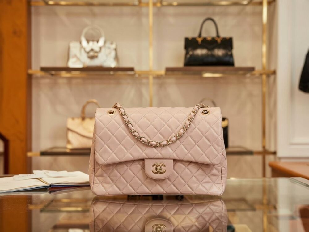 torebka Chanel na marmurze