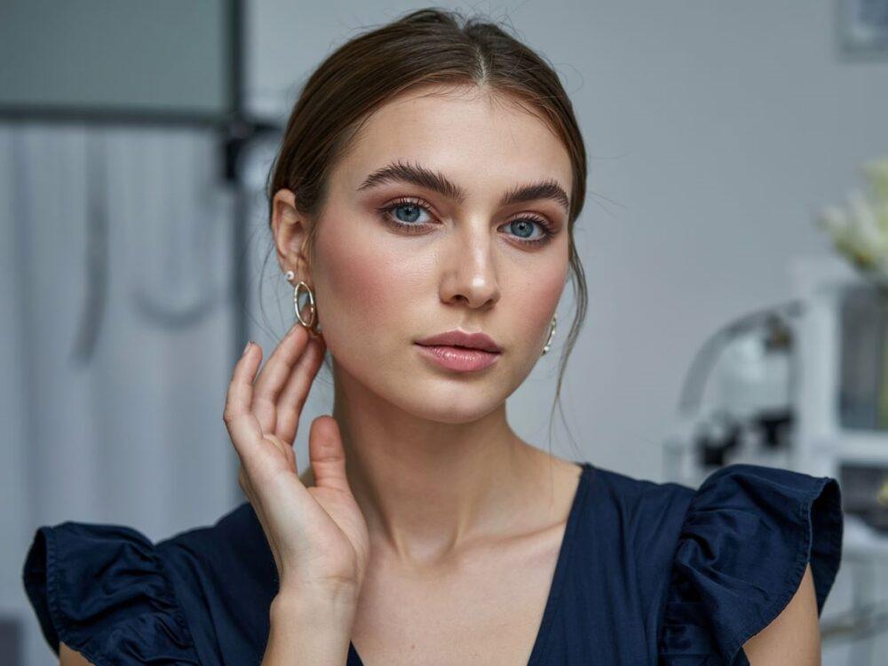 wieczorowy makijaż z granatową sukienką